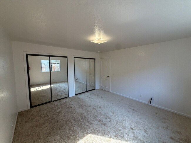 Building Photo - 332 E Romie Ln