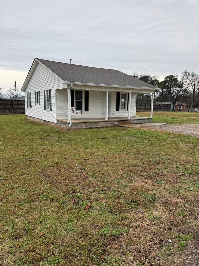 Building Photo - 3 BR, 1 Ba, House in the city