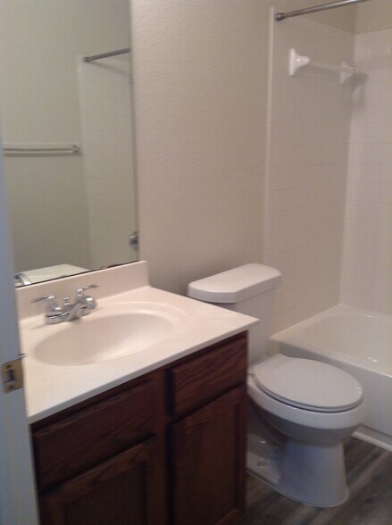 Secondary bathroom - 5605 Bentsen Ln