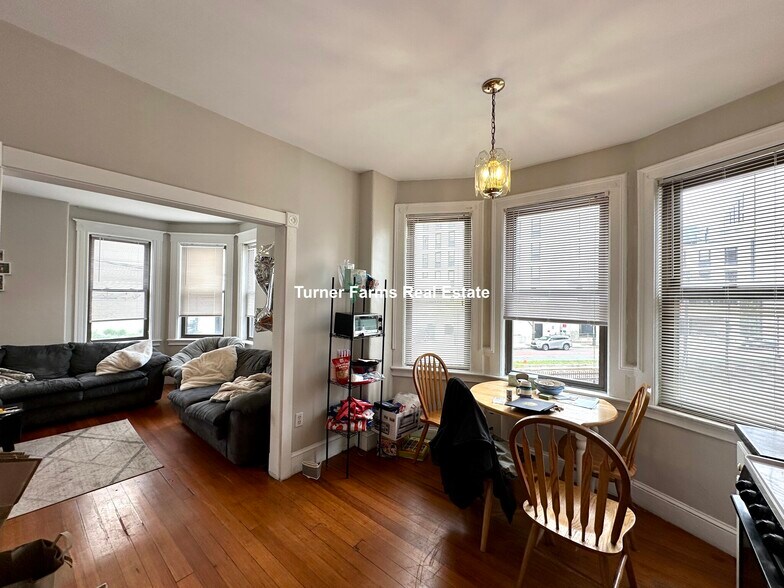 Building Photo - 146 Smith St