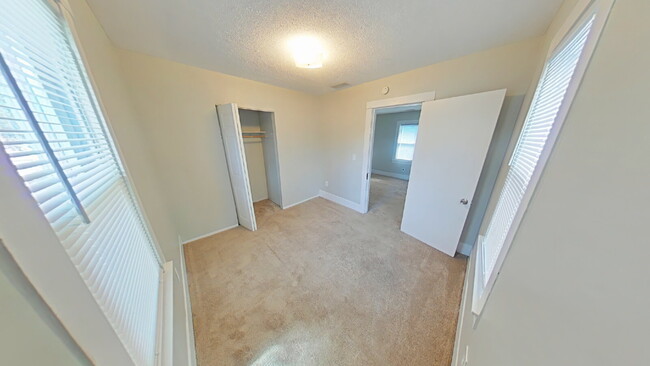 Building Photo - " 2-Bed Oasis in Heart of Royal Oak – Cozy...