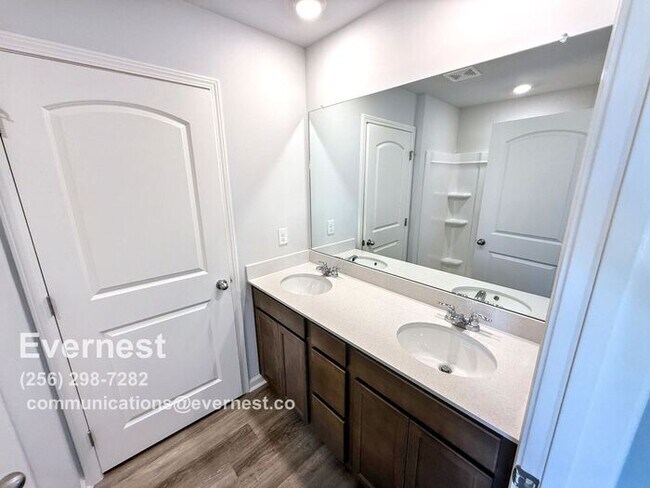 Building Photo - 3-Bedroom, 2.5-Bathroom Townhouse in a Pri...