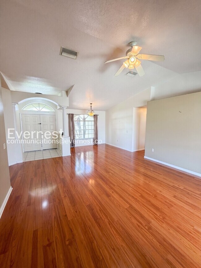 Building Photo - 3 Bed/2 Bath Home with Fenced Yard & Garage / Pet-Friendly / Available Soon!