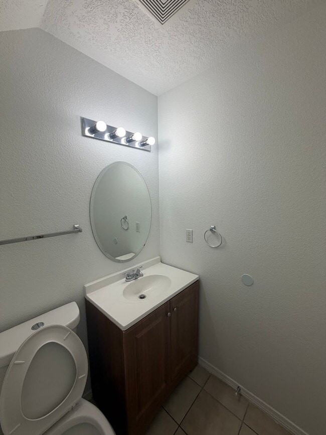 Building Photo - 3 Bedroom Home Near Unser Blvd NW & McMahon Blvd NW!