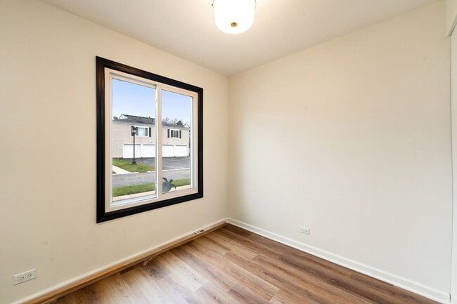 Building Photo - 1481 Quaker Ln