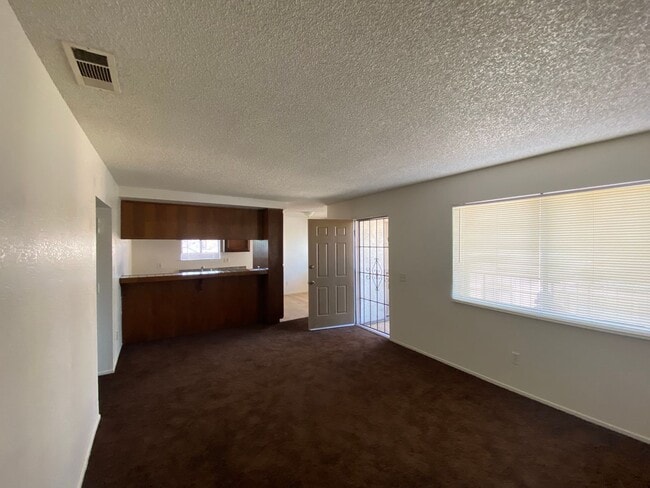 Building Photo - Addorable 2 BD 1 BA SW Apt with Coin opera...