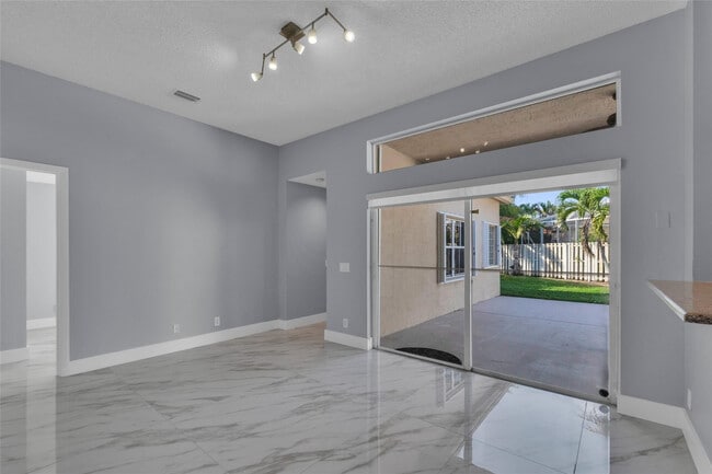 Building Photo - 716 Juniper Ln