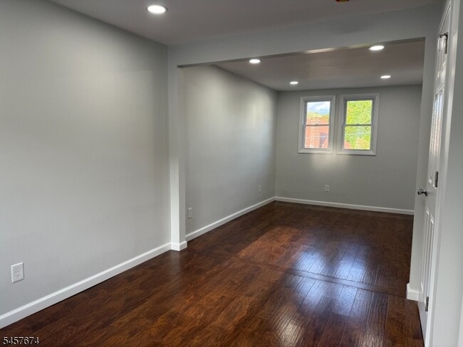 Building Photo - 584 Pompton Ave