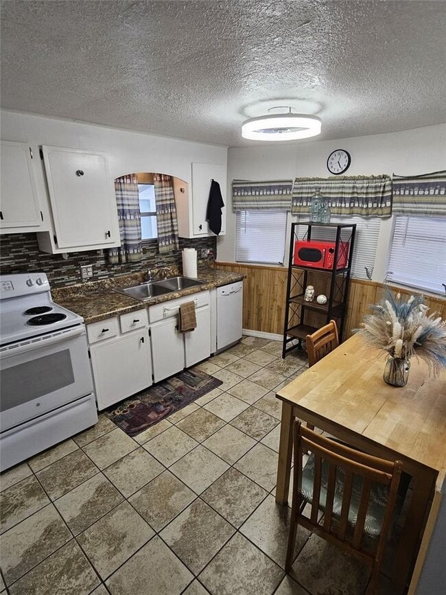 Building Photo - Regency Cove 55+ Gated Community - Charmin...
