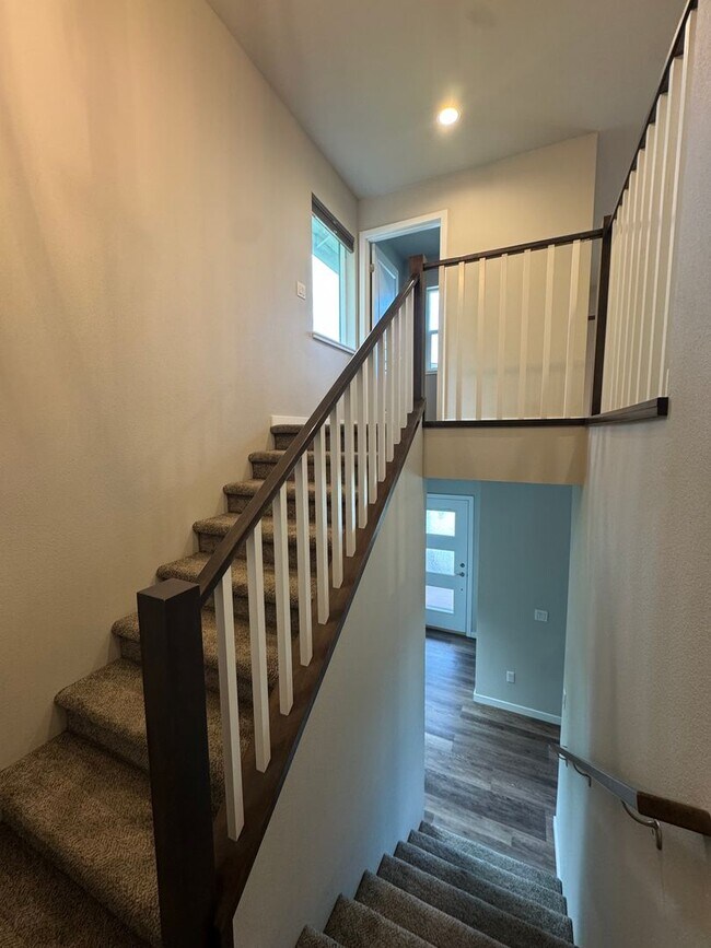 Building Photo - Stunning home in desirable Eagle River neighborhood