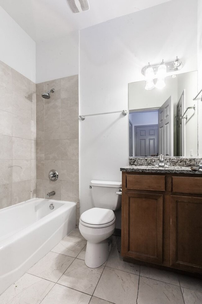 Building Photo - Stylish Bronzeville 2BR with Parking, Storage & Modern Finishes