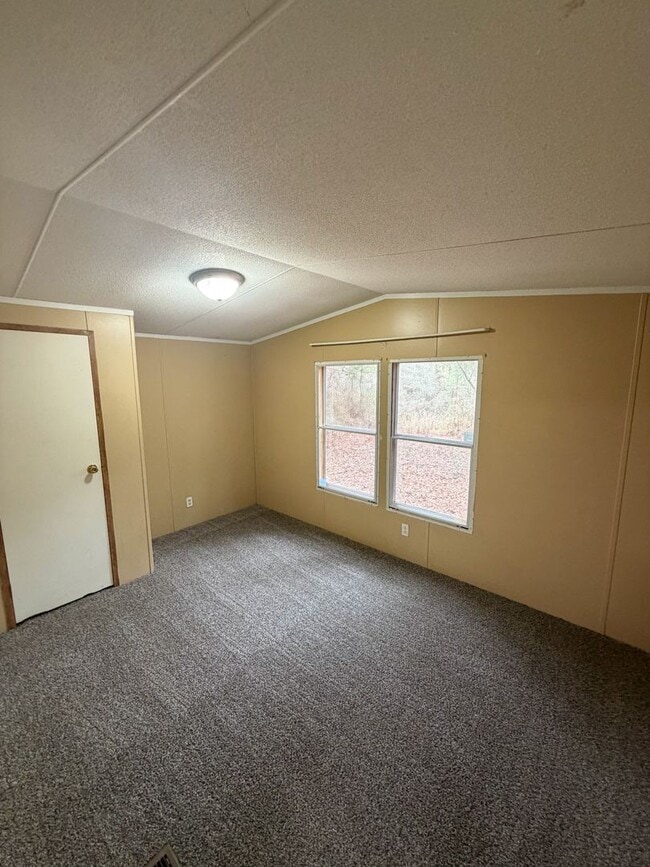 Building Photo - 624 Lance Ln