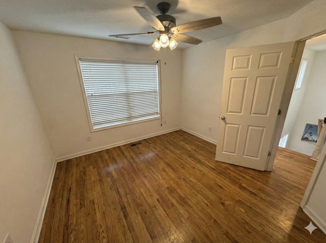 Building Photo - 4 Bedroom Downtown Beauty!