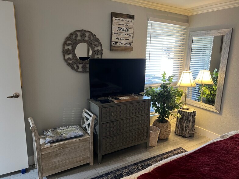 bedroom - 7625 E Camelback Rd