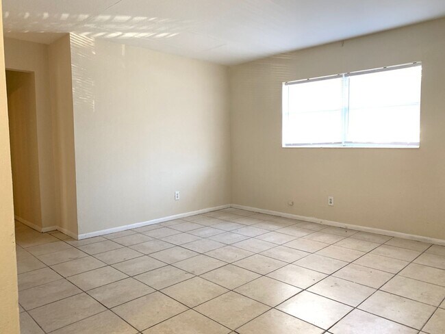 Building Photo - 4bed/2bath Single Family Home $1250/month