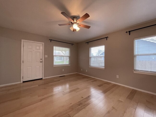 Building Photo - 570 E 19th St