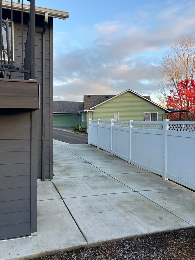 Building Photo - Updated Three Bedroom Home in West Salem