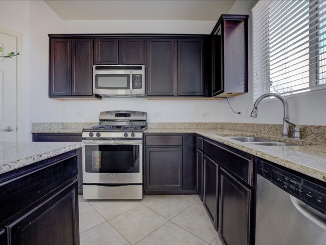 Building Photo - 3 Bedroom 2 1/2 Bathroom
