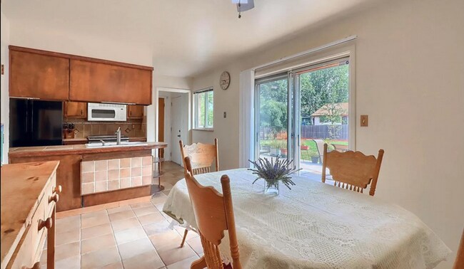 Building Photo - Huge room in a large shared home, private bathroom, great neighborhood, friendly roommates!