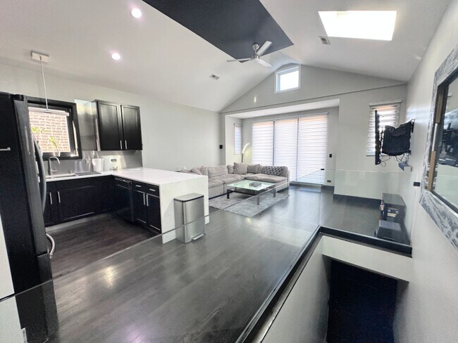 Building Photo - 2711 W Congress Pkwy