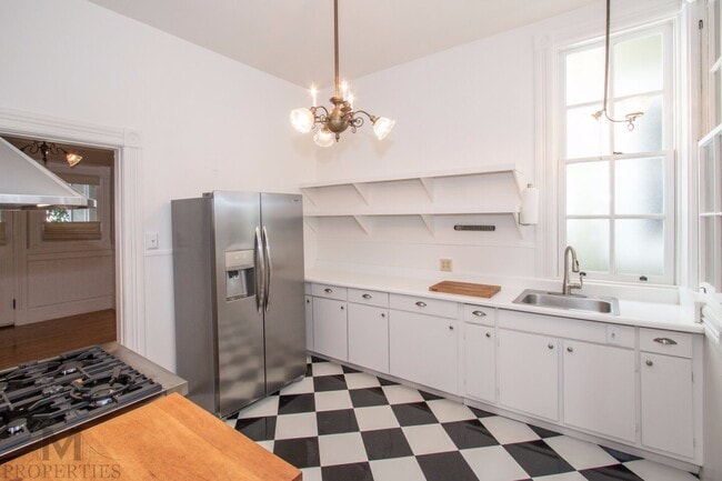 Building Photo - Eureka Valley Victorian Flat - Spacious and Pristine 1 Bed, 1 Bath