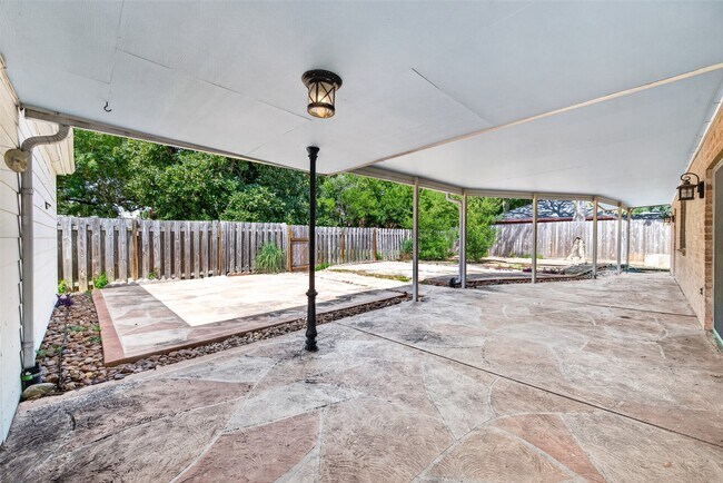 Building Photo - 6222 Creekbend Dr