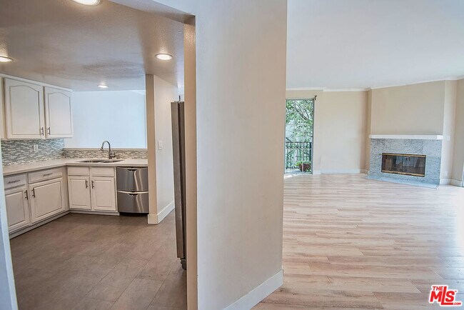 Building Photo - 458 N Oakhurst Dr