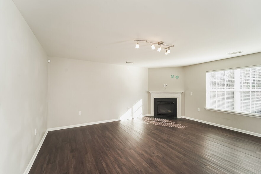 Building Photo - 14103 Lake Crossing Dr