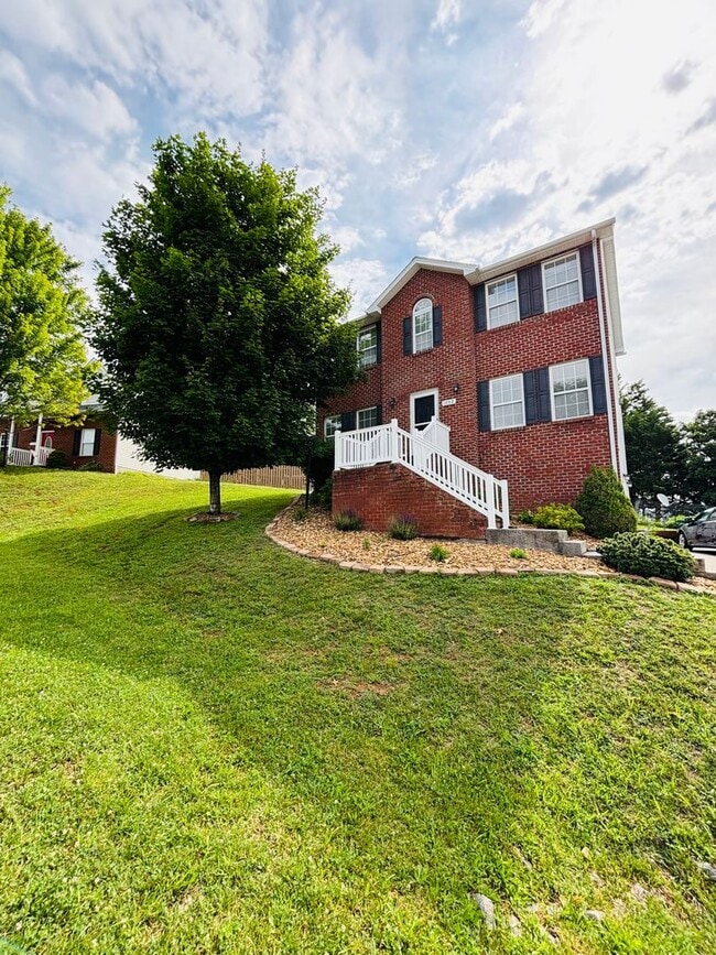 Building Photo - 1050 New Village Dr NW