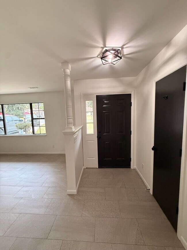 Building Photo - Three Bedroom Beautiful Home Available