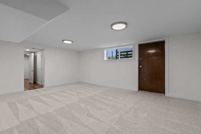 Building Photo - 4bd/2.75ba Seattle Home