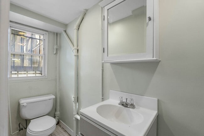 Building Photo - Capitol Hill Townhome | 3 Bed | 2 Bath | 1,350 Sf | Fenced-In Backyard