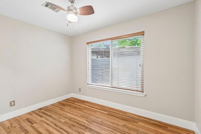 Building Photo - 4315 Bellvue Ave
