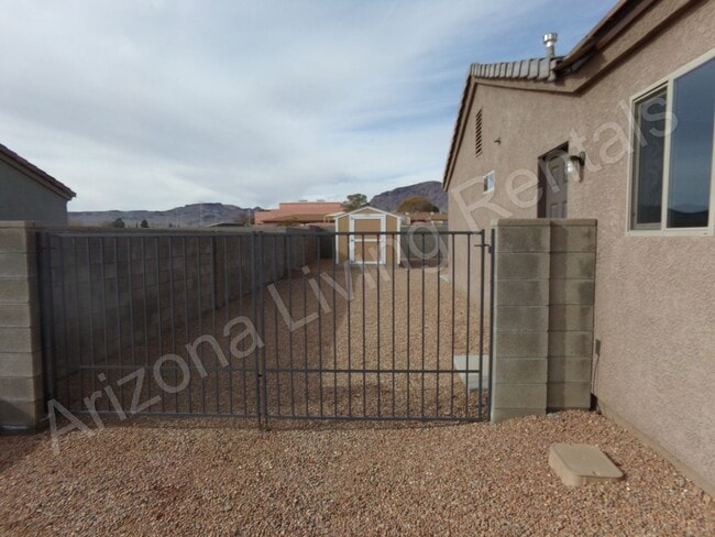 Building Photo - SUPER CLEAN 4 BEDROOM HOME