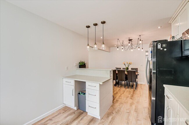 Building Photo - 9 Regent Ct