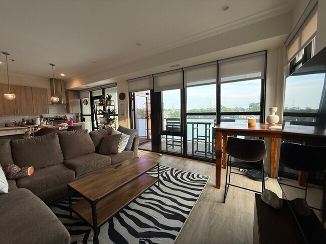 Building Photo - 835 Lake St