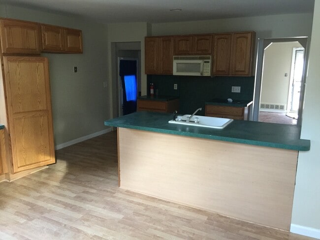 Building Photo - 3 bedroom 2 bath bungalow with finished basement