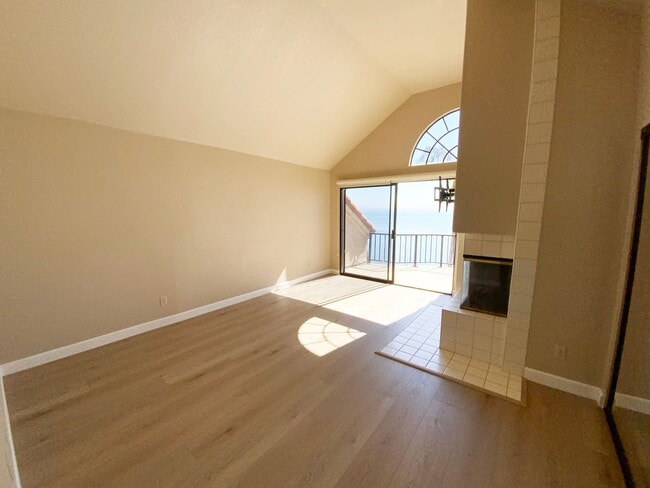 Building Photo - Townhouse with Bay Views!