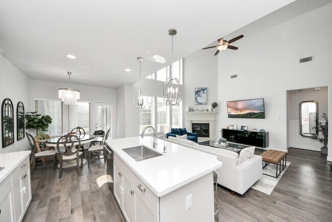 Building Photo - 8922 Golden Mist Dr