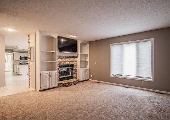 Building Photo - Stunning 4 Bedroom / 2.5 Bathroom Home | P...
