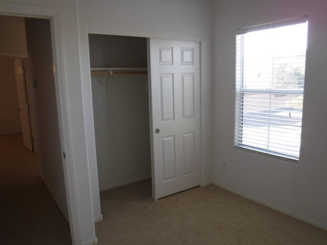 Building Photo - 3 BEDROOM HOME IN GATED COMMUNITY WITH COM...