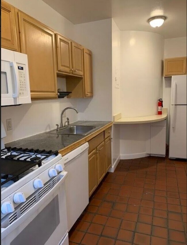 Building Photo - 445 Park Dr