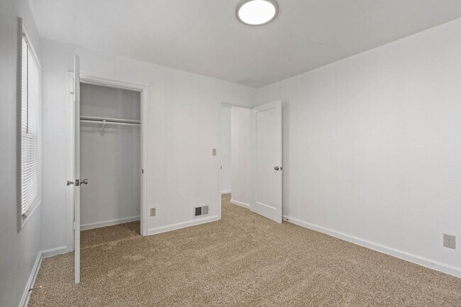 Building Photo - Beautifully maintained 1-bdrm/1-bath unit in 4-plex. Fireplace, off-street parking, laundry, grea...