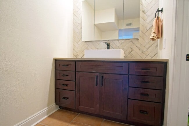 Building Photo - Modern 2-Bedroom Condo Across from the Bay...