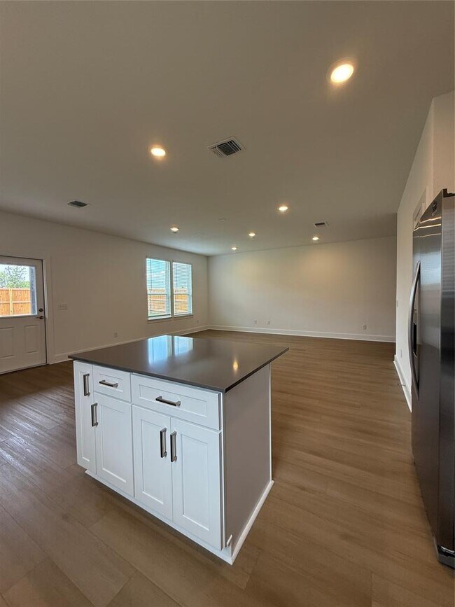 Building Photo - 593 Tailwind Dr