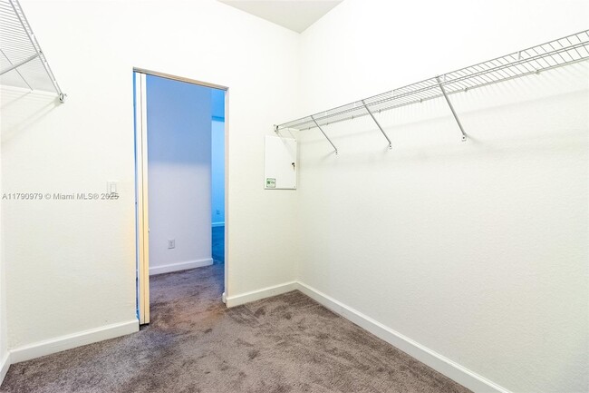 Building Photo - 9596 Town Parc Cir S