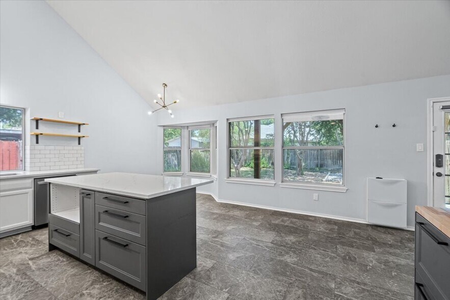 Building Photo - 910 Markham Ln