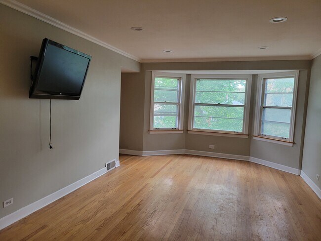 Building Photo - 6221 N Albany Ave