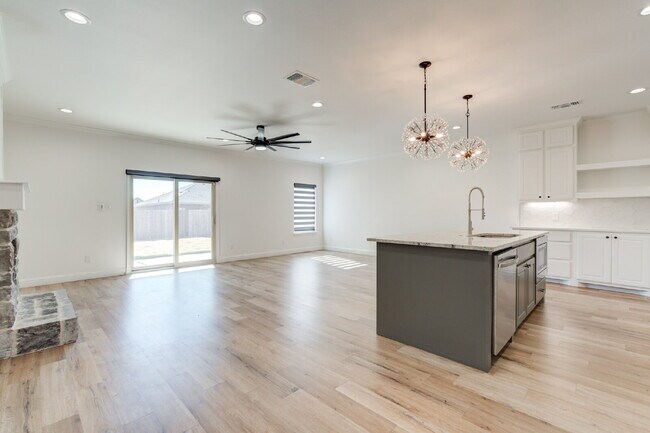 Building Photo - Custom built home in West Lubbock