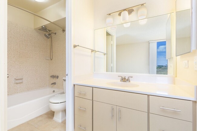 Building Photo - Spacious 2 bedroom 2 bath with Resort Style Amenities!